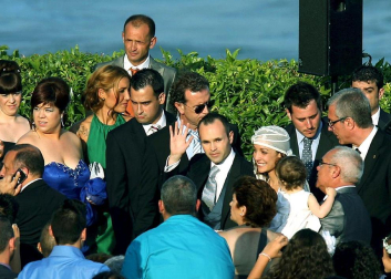 El centrocampista del FC Barcelona Andrés Iniesta ha contraído matrimonio este domingo con Anna Ortiz en el castillo de Tamarit en Tarragona.
