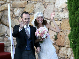 El centrocampista del FC Barcelona Andrés Iniesta ha contraído matrimonio este domingo con Anna Ortiz en el castillo de Tamarit en Tarragona.
