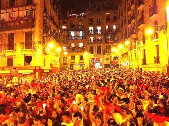 Miles de personas se congregaron en la plaza consistorial para despedir una año más las fiestas de San Fermín, con el tradicional canto Pobre de mí