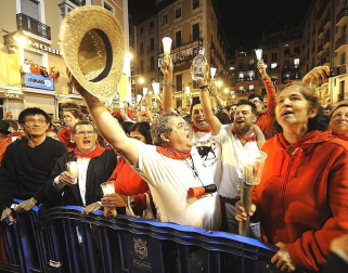 Miles de personas se congregaron en la plaza consistorial para despedir una año más las fiestas de San Fermín, con el tradicional canto Pobre de mí