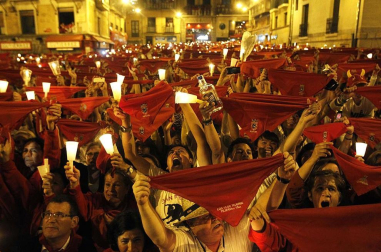 Miles de personas se congregaron en la plaza consistorial para despedir una año más las fiestas de San Fermín, con el tradicional canto Pobre de mí