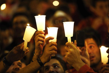 Miles de personas se congregaron en la plaza consistorial para despedir una año más las fiestas de San Fermín, con el tradicional canto Pobre de mí