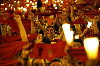 Miles de personas se congregaron en la plaza consistorial para despedir una año más las fiestas de San Fermín, con el tradicional canto Pobre de mí
