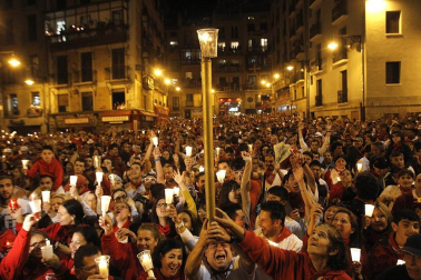 Miles de personas se congregaron en la plaza consistorial para despedir una año más las fiestas de San Fermín, con el tradicional canto Pobre de mí