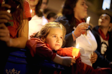 Miles de personas se congregaron en la plaza consistorial para despedir una año más las fiestas de San Fermín, con el tradicional canto Pobre de mí