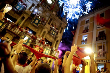 Miles de personas se congregaron en la plaza consistorial para despedir una año más las fiestas de San Fermín, con el tradicional canto Pobre de mí