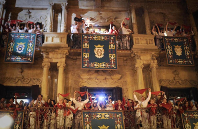 Miles de personas se congregaron en la plaza consistorial para despedir una año más las fiestas de San Fermín, con el tradicional canto Pobre de mí