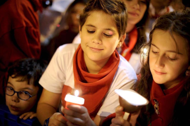 Miles de personas se congregaron en la plaza consistorial para despedir una año más las fiestas de San Fermín, con el tradicional canto Pobre de mí