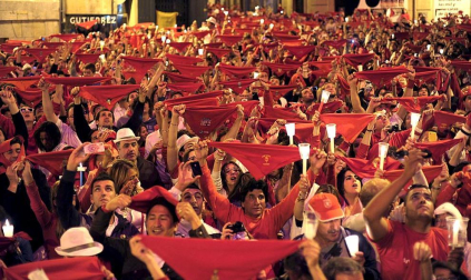 Miles de personas se congregaron en la plaza consistorial para despedir una año más las fiestas de San Fermín, con el tradicional canto Pobre de mí