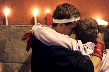 Miles de personas se congregaron en la plaza consistorial para despedir una año más las fiestas de San Fermín, con el tradicional canto Pobre de mí