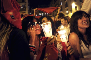 Miles de personas se congregaron en la plaza consistorial para despedir una año más las fiestas de San Fermín, con el tradicional canto Pobre de mí