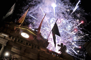 Miles de personas se congregaron en la plaza consistorial para despedir una año más las fiestas de San Fermín, con el tradicional canto Pobre de mí