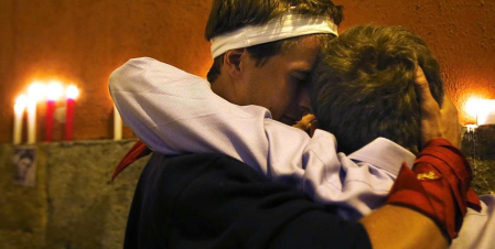 Miles de personas se congregaron en la plaza consistorial para despedir una año más las fiestas de San Fermín, con el tradicional canto Pobre de mí