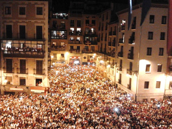 Miles de personas se congregaron en la plaza consistorial para despedir una año más las fiestas de San Fermín, con el tradicional canto Pobre de mí