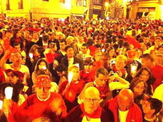 Miles de personas se congregaron en la plaza consistorial para despedir una año más las fiestas de San Fermín, con el tradicional canto Pobre de mí