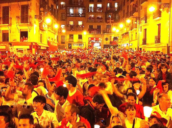 Miles de personas se congregaron en la plaza consistorial para despedir una año más las fiestas de San Fermín, con el tradicional canto Pobre de mí