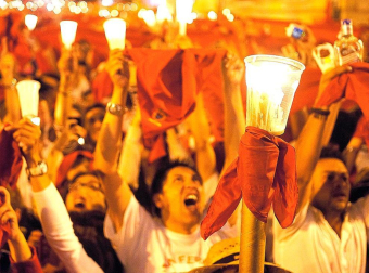 Miles de personas se congregaron en la plaza consistorial para despedir una año más las fiestas de San Fermín, con el tradicional canto Pobre de mí