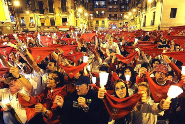 Miles de personas se congregaron en la plaza consistorial para despedir una año más las fiestas de San Fermín, con el tradicional canto Pobre de mí