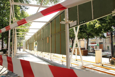 Más de una semana después de las fiestas de Pamplona, el Casco Antiguo todavía se viste de San Fermín y grupos de turistas se enredan con retraso en el recorrido del encierro. P.Z.