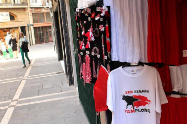 Más de una semana después de las fiestas de Pamplona, el Casco Antiguo todavía se viste de San Fermín y grupos de turistas se enredan con retraso en el recorrido del encierro. P.Z.