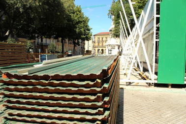 Más de una semana después de las fiestas de Pamplona, el Casco Antiguo todavía se viste de San Fermín y grupos de turistas se enredan con retraso en el recorrido del encierro. P.Z.