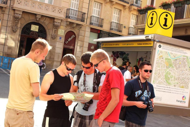 Más de una semana después de las fiestas de Pamplona, el Casco Antiguo todavía se viste de San Fermín y grupos de turistas se enredan con retraso en el recorrido del encierro. P.Z.
