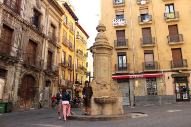 Más de una semana después de las fiestas de Pamplona, el Casco Antiguo todavía se viste de San Fermín y grupos de turistas se enredan con retraso en el recorrido del encierro. P.Z.