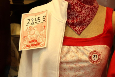Más de una semana después de las fiestas de Pamplona, el Casco Antiguo todavía se viste de San Fermín y grupos de turistas se enredan con retraso en el recorrido del encierro. P.Z.
