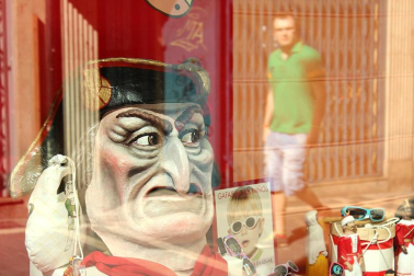 Más de una semana después de las fiestas de Pamplona, el Casco Antiguo todavía se viste de San Fermín y grupos de turistas se enredan con retraso en el recorrido del encierro. P.Z.