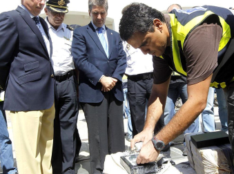 Un total de 3.000 kilos de cocaína fue hallado a bordo de un mercante interceptado en las aguas cercanas a Cádiz por el Grupo Especial de Operaciones de la Policía. Unas 31 personas han sido arrestadas en el asalto.