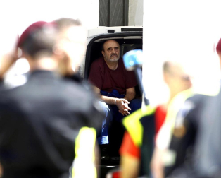 Un total de 3.000 kilos de cocaína fue hallado a bordo de un mercante interceptado en las aguas cercanas a Cádiz por el Grupo Especial de Operaciones de la Policía. Unas 31 personas han sido arrestadas en el asalto.