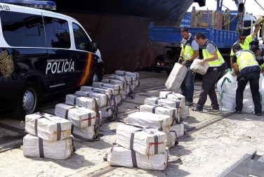 Un total de 3.000 kilos de cocaína fue hallado a bordo de un mercante interceptado en las aguas cercanas a Cádiz por el Grupo Especial de Operaciones de la Policía. Unas 31 personas han sido arrestadas en el asalto.