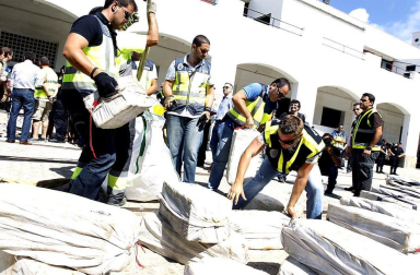 Un total de 3.000 kilos de cocaína fue hallado a bordo de un mercante interceptado en las aguas cercanas a Cádiz por el Grupo Especial de Operaciones de la Policía. Unas 31 personas han sido arrestadas en el asalto.