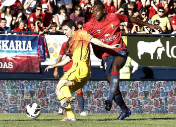 Osasuna recibió este domingo al Barcelona con un juego intenso que le valió adelantarse en el marcador (1-0), pero que se hundió poco a poco tras dos actuaciones de Leo Messi y la expulsión del capitán rojillo, Patxi Puñal.