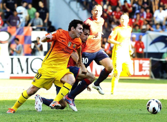 Osasuna recibió este domingo al Barcelona con un juego intenso que le valió adelantarse en el marcador (1-0), pero que se hundió poco a poco tras dos actuaciones de Leo Messi y la expulsión del capitán rojillo, Patxi Puñal.