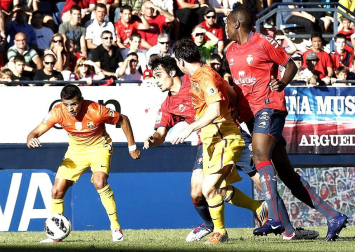 Osasuna recibió este domingo al Barcelona con un juego intenso que le valió adelantarse en el marcador (1-0), pero que se hundió poco a poco tras dos actuaciones de Leo Messi y la expulsión del capitán rojillo, Patxi Puñal.