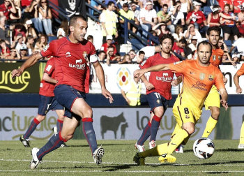 Osasuna recibió este domingo al Barcelona con un juego intenso que le valió adelantarse en el marcador (1-0), pero que se hundió poco a poco tras dos actuaciones de Leo Messi y la expulsión del capitán rojillo, Patxi Puñal.