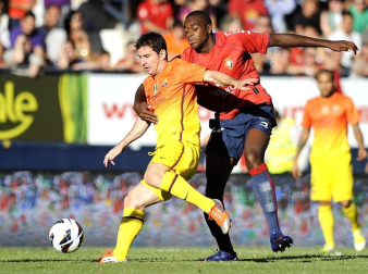 Osasuna recibió este domingo al Barcelona con un juego intenso que le valió adelantarse en el marcador (1-0), pero que se hundió poco a poco tras dos actuaciones de Leo Messi y la expulsión del capitán rojillo, Patxi Puñal.