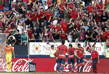Osasuna recibió este domingo al Barcelona con un juego intenso que le valió adelantarse en el marcador (1-0), pero que se hundió poco a poco tras dos actuaciones de Leo Messi y la expulsión del capitán rojillo, Patxi Puñal.