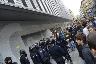 Miles de personas han secundado la huelga convocada por los sindicatos ELA y LAB