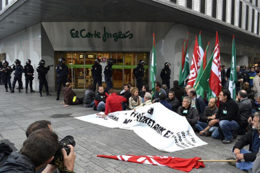 Miles de personas han secundado la huelga convocada por los sindicatos ELA y LAB