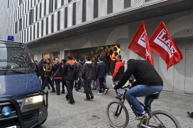Miles de personas han secundado la huelga convocada por los sindicatos ELA y LAB