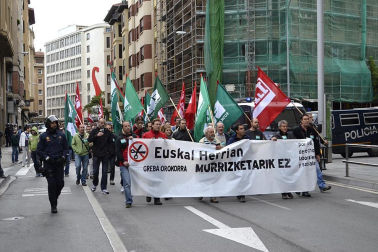 Miles de personas han secundado la huelga convocada por los sindicatos ELA y LAB