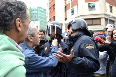 Miles de personas han secundado la huelga convocada por los sindicatos ELA y LAB