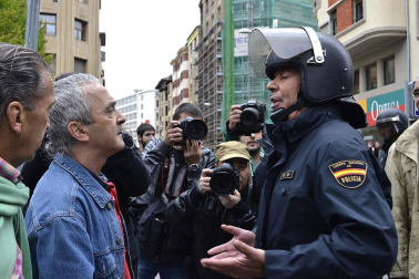 Miles de personas han secundado la huelga convocada por los sindicatos ELA y LAB