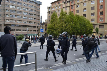 Miles de personas han secundado la huelga convocada por los sindicatos ELA y LAB
