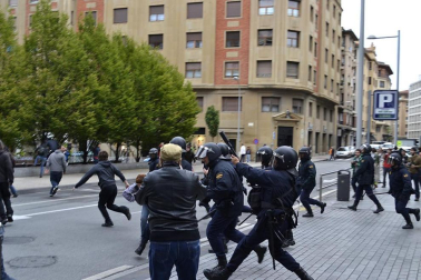 Miles de personas han secundado la huelga convocada por los sindicatos ELA y LAB