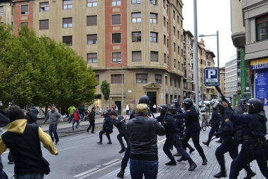 Miles de personas han secundado la huelga convocada por los sindicatos ELA y LAB
