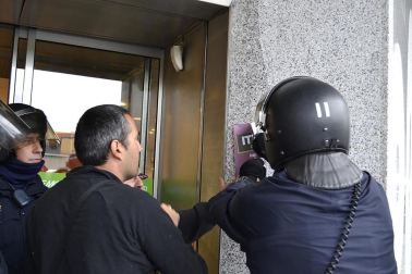 Miles de personas han secundado la huelga convocada por los sindicatos ELA y LAB
