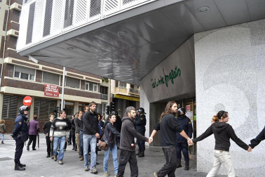 Miles de personas han secundado la huelga convocada por los sindicatos ELA y LAB